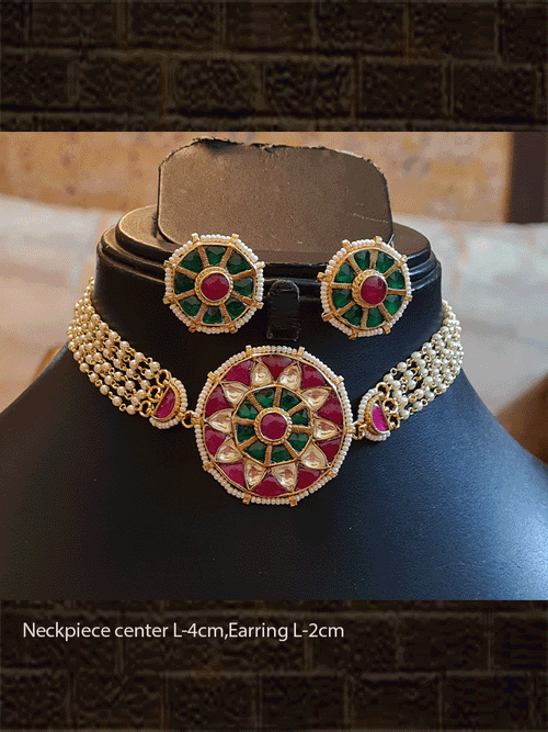 Rani and green pacchi kundan chik set with side pearl strings