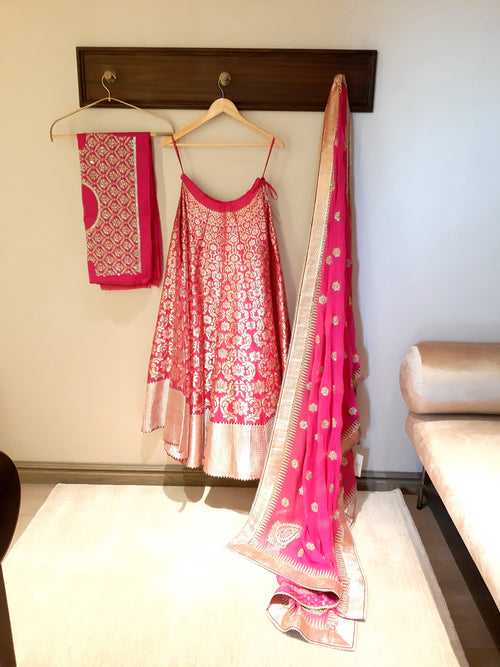 Ultakatori Jaal with Unstiched Blouse and Gota Dupatta Rani Pink Lehenga Set (Semi Stitched)