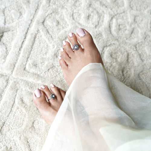 Teejh Siya White Stone Silver Oxidised Toe Rings