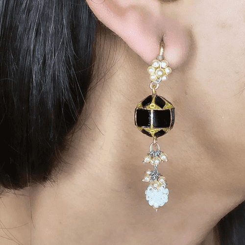 Lara Earrings Black