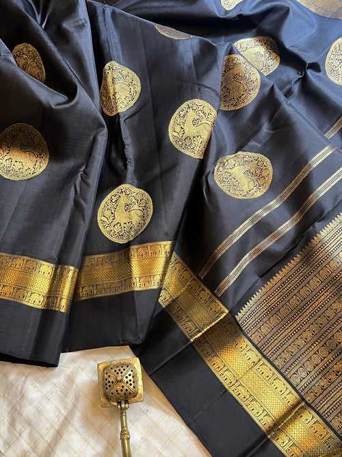 Black round butta  kaal erangina border - kanjipuram silk