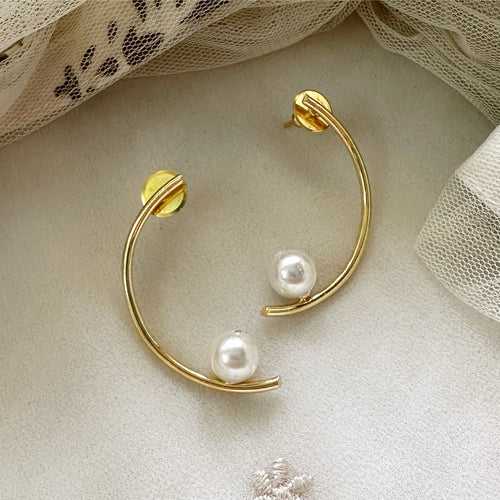 C Pearl studs