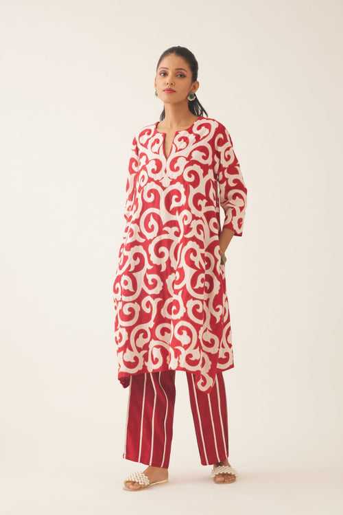 Red short easy fit, straight hem kurta set with all-over trellis jaal appliqué, highlighted with kantha work.