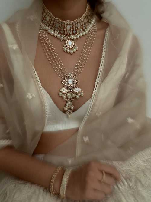Sanjam milky necklace