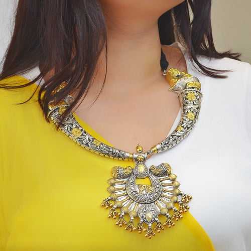 Hathras neckpiece