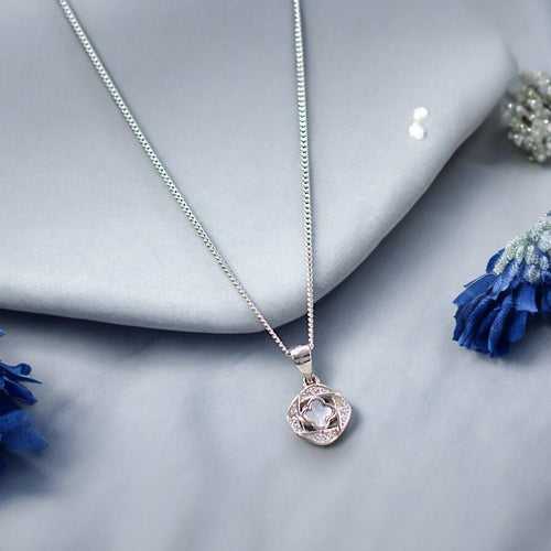 Taraash 925 Sterling Silver Clover Pendant With Chain for Women