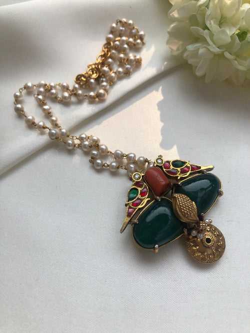 Green onyx kundan pendant with pearls chain