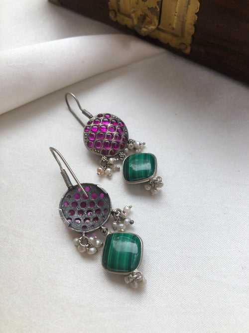 Round kemp earrings with green malachite bead
