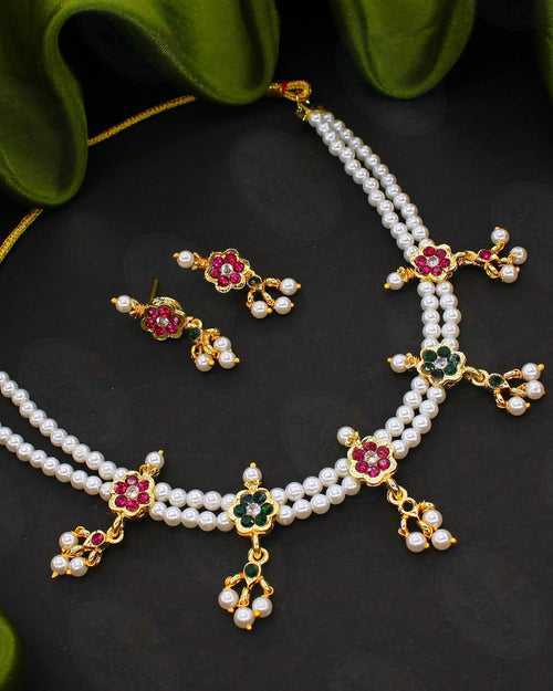 GLINTING FLOWER PEARL NECKLACE
