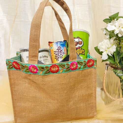 Jute bag with decorative lace - Room Hamper