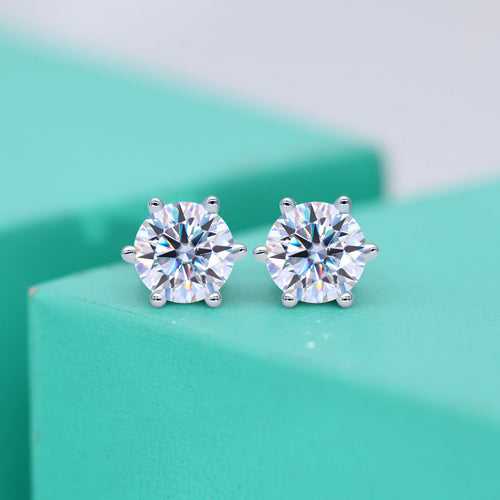 Radiant Solitaire: One-Carat Carbon Diamond Earring