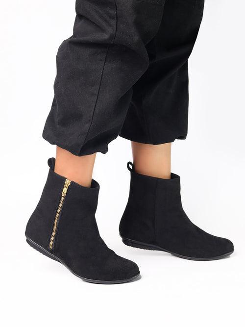 Svelte Black Boots