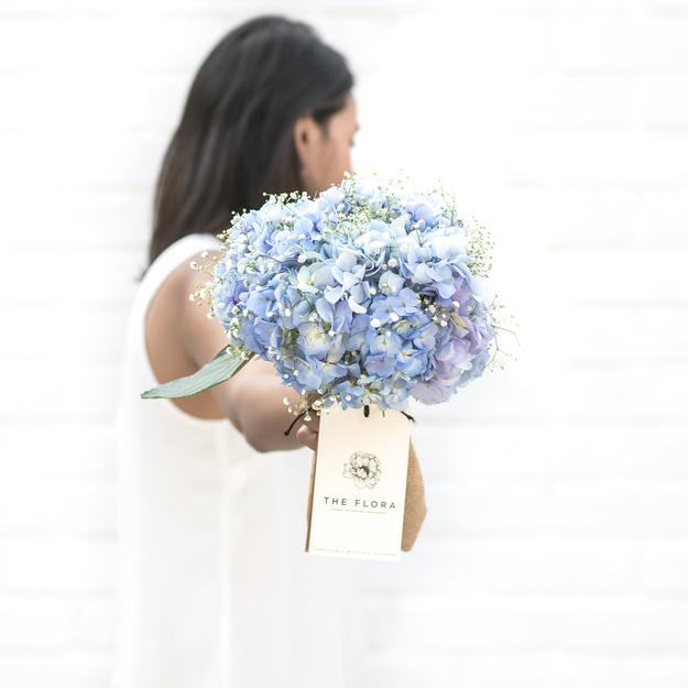 Passing Clouds Radiance (bouquet with hand-rolled Beeswax candles, Pineapple Paprika Chocolate & The Flora Vase) //Delhi