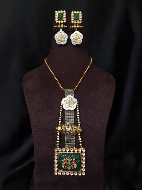 Unique Designed Square Kundan Locket Set