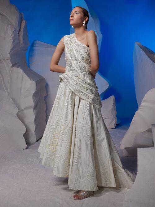 One-shoulder gown textured with frills