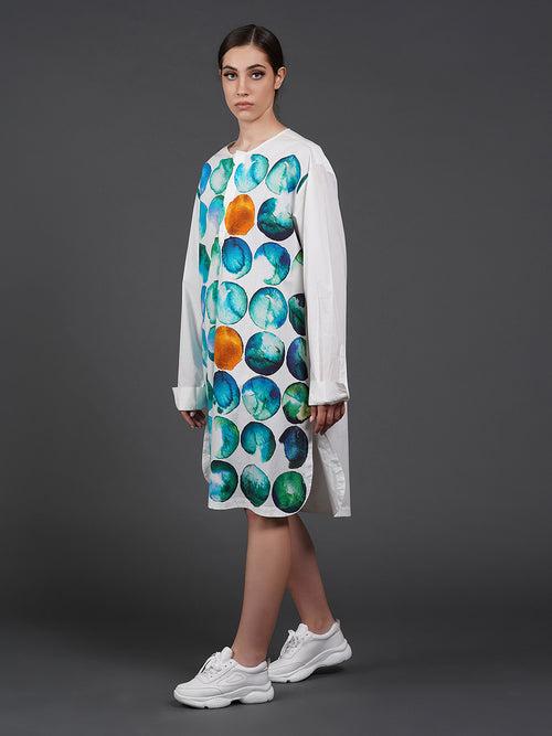 White cotton kurta showcasing abstract digital print in the front.