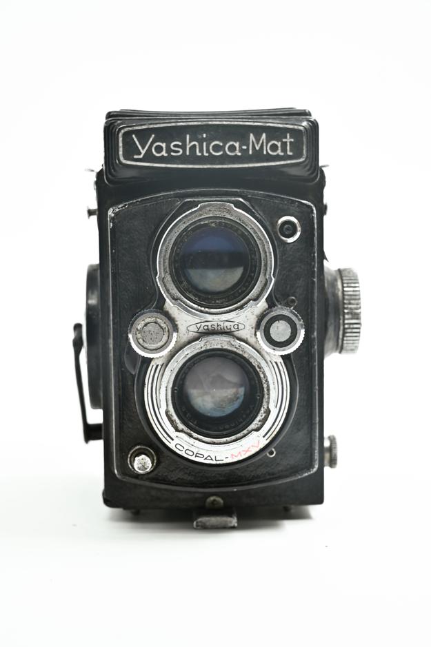 Yashica Mat | Medium Format | Twin Lens Reflex | 120mm (8/10) | TL26