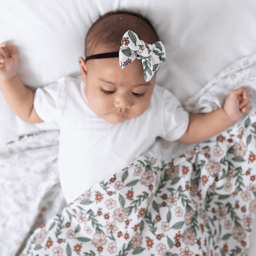 Rattle & Co. Swaddles + Bow Headband Set - Leafy Lazy