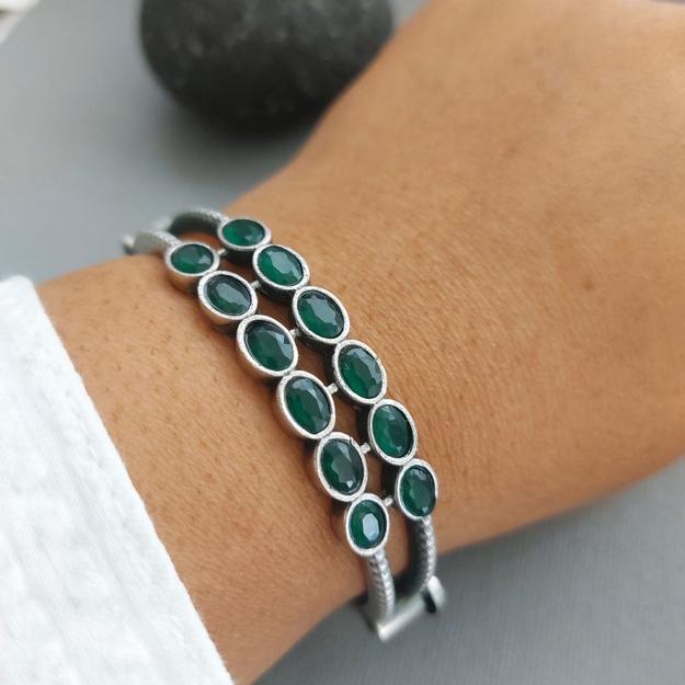 Emerald Chandelier : Silver Toned Bangle with Screw.