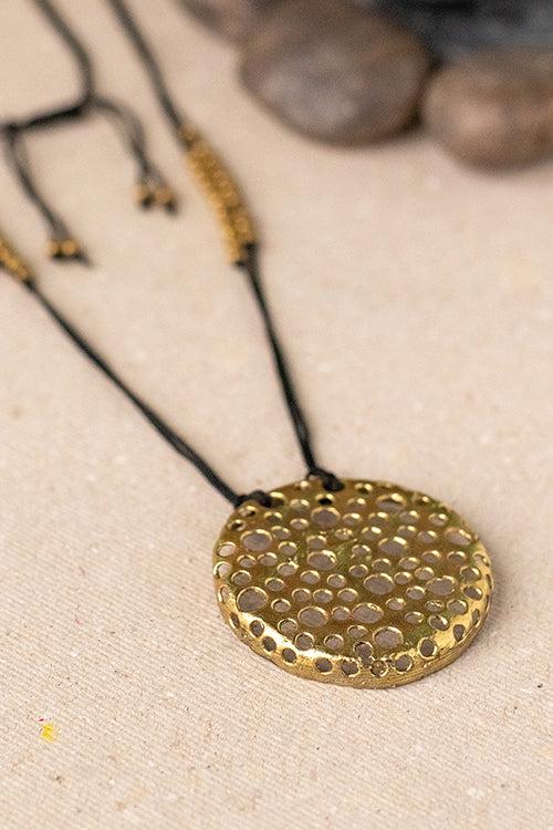 BLACK GOLD TONE SMALL PENDANT NECKLACE G8