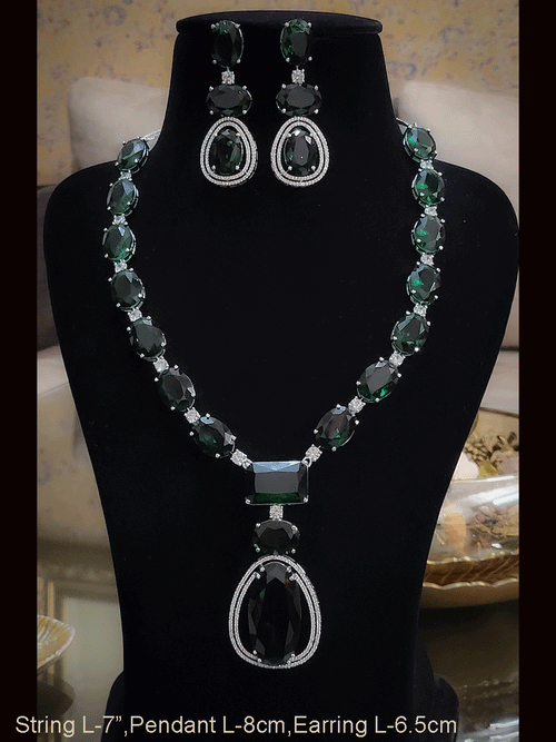 Bold oval stones neckpiece with oval ad pendant