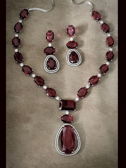 Bold oval stones neckpiece with oval ad pendant