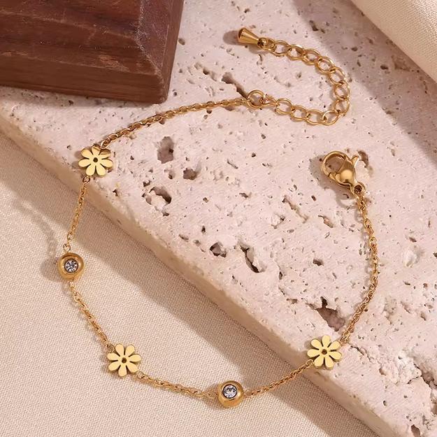 18KT Gold Plated Dainty Daisy Bracelet