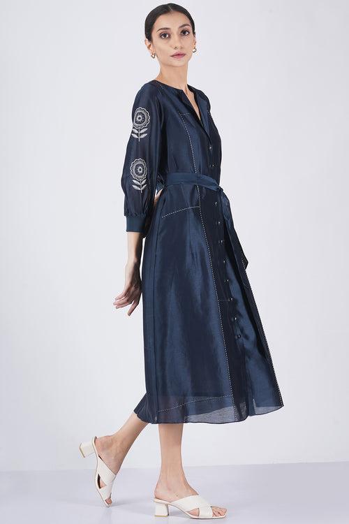 Embroiderd sleeve front open dress