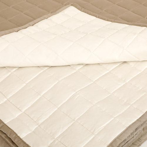 Ayaana Quilted Reversible Bedspread Set