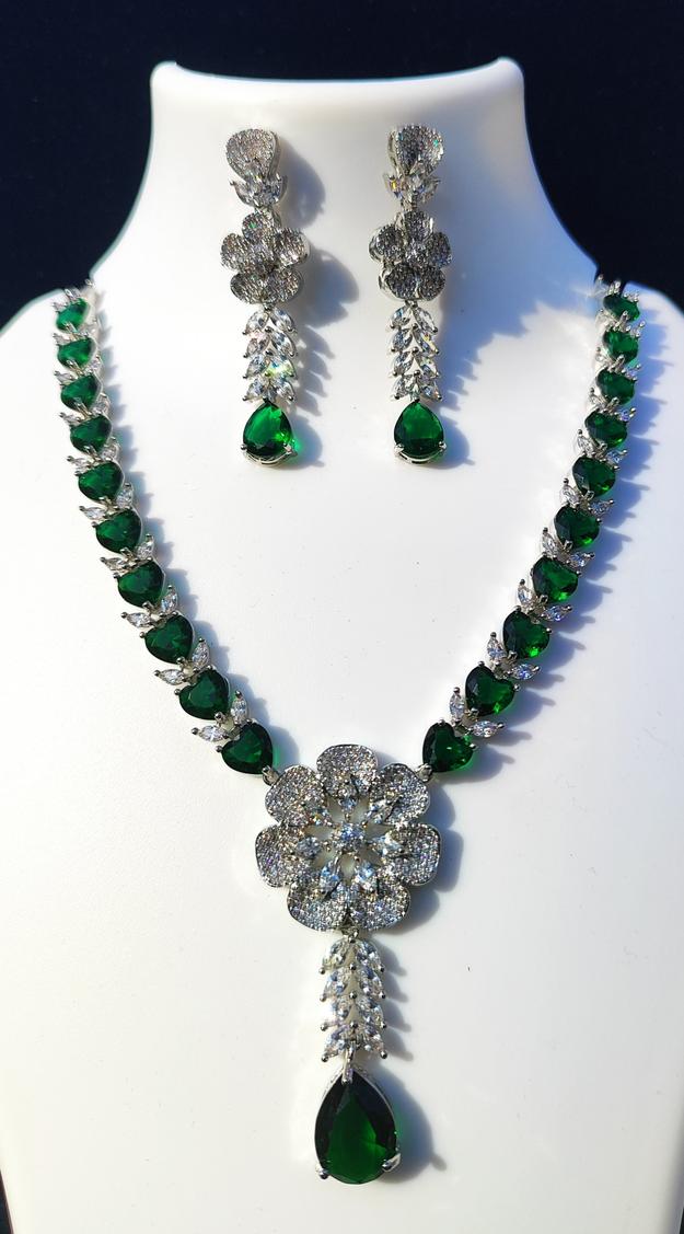 Antaara Diamond Necklace with Earings