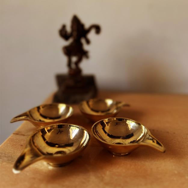 Kuber brass diya (set of 4) in Ivory gift box