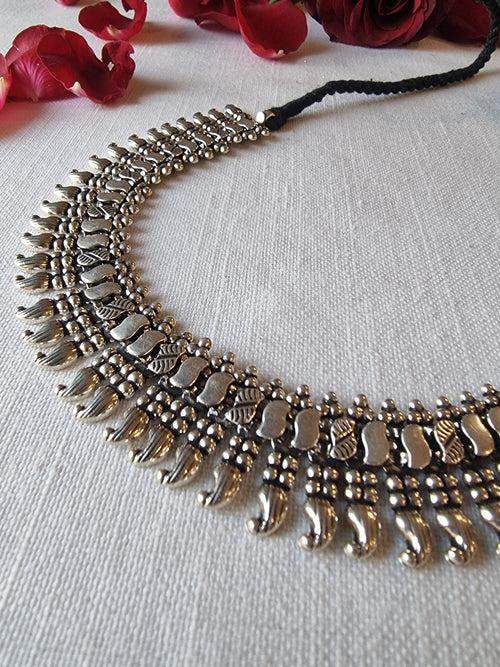TEJ. The classic necklace in silver .