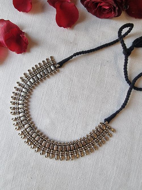 TEJ. The classic necklace in silver .