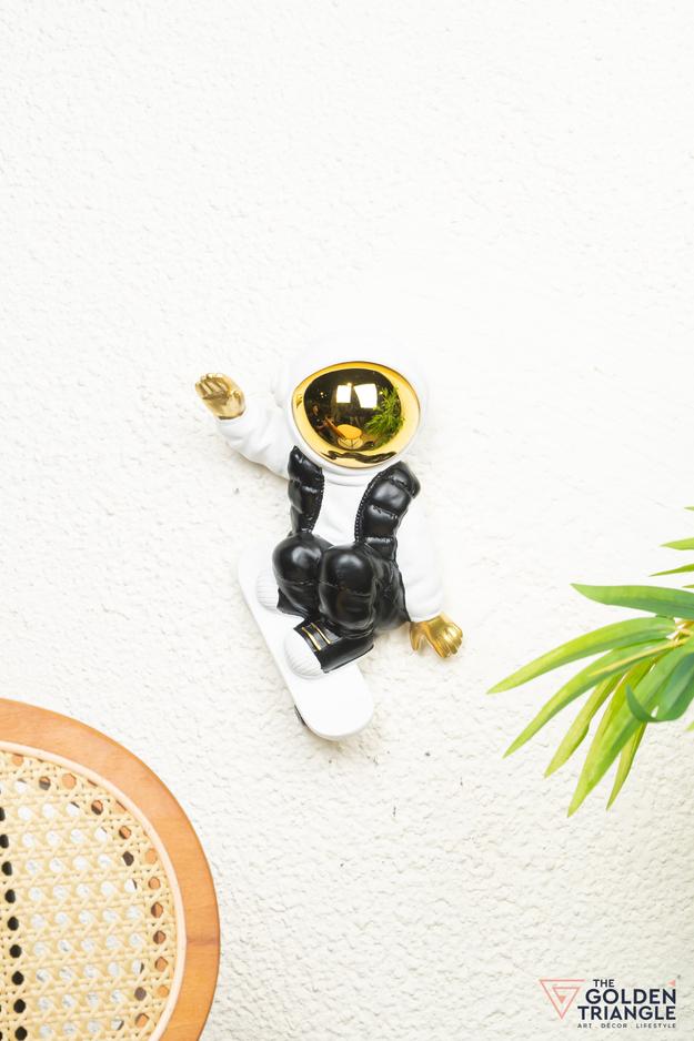 Jetsons - Wall Astronaut Skateboarding - White (A)