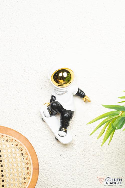 Jetsons - Wall Astronaut Skateboarding - White (C)