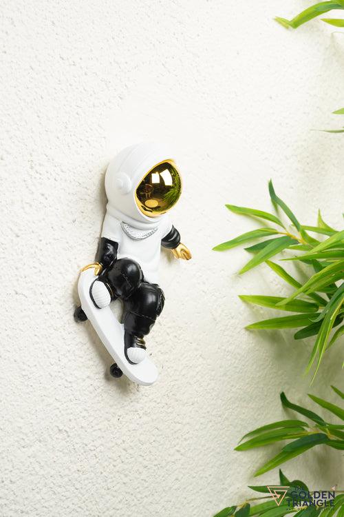 Jetsons - Wall Astronaut Skateboarding - White (C)