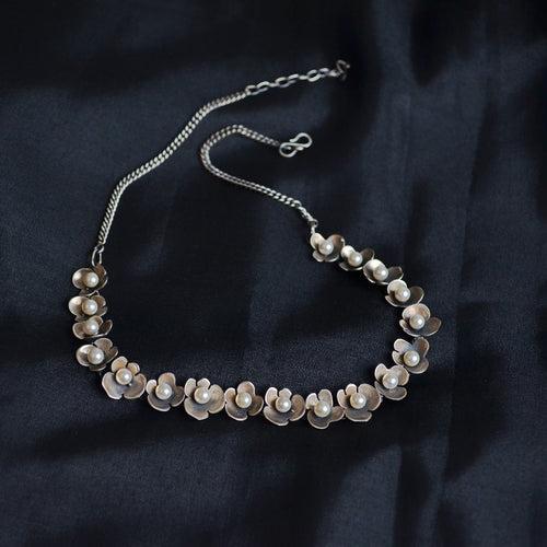 Pearl persona choker