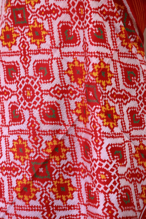 Semi double ikat dupatta in White and Red colour with Manekchowk and Navratna design