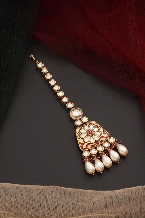 Minaaz Red and White Kundan Maang Tikka