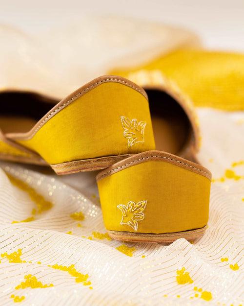 Yellow Sparkle Punjabi Ladies Jutti