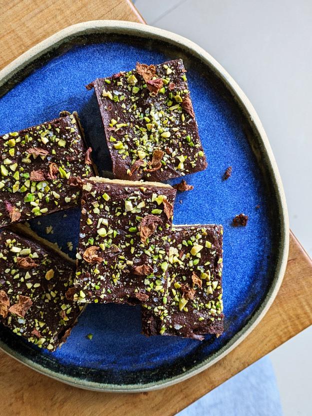 Chocolate Pistachio & Rose Slice (Eggless)