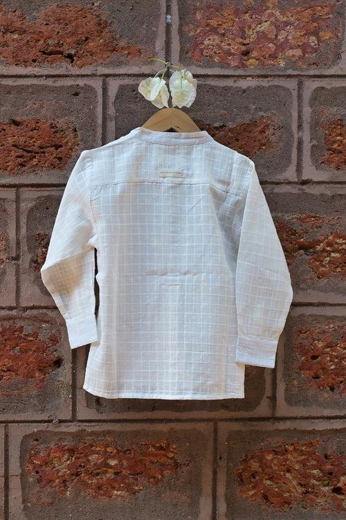 ‘Barefoot’ | Unisex relaxed fit chinese collar shirt in white handwoven checks