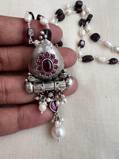 Pearl & beads chain with silver kemp pendant