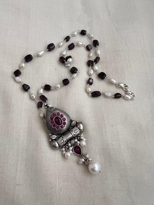 Pearl & beads chain with silver kemp pendant