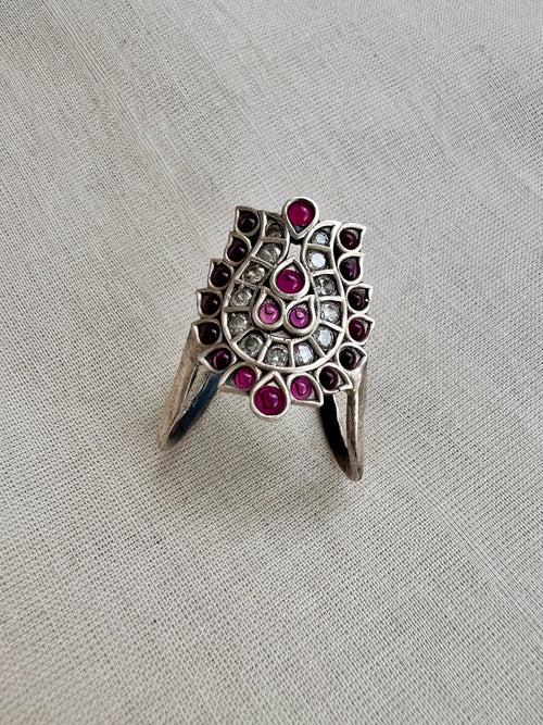 Silver kemp neli finger ring