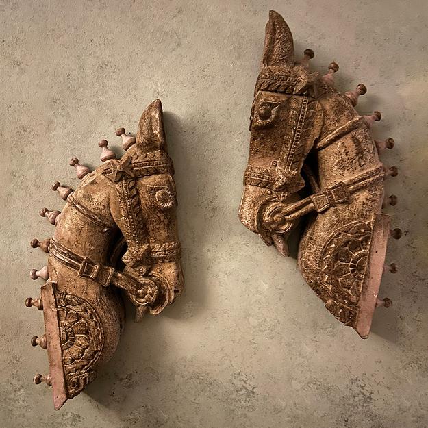 CARVED HORSE HEADS(SET OF 2)