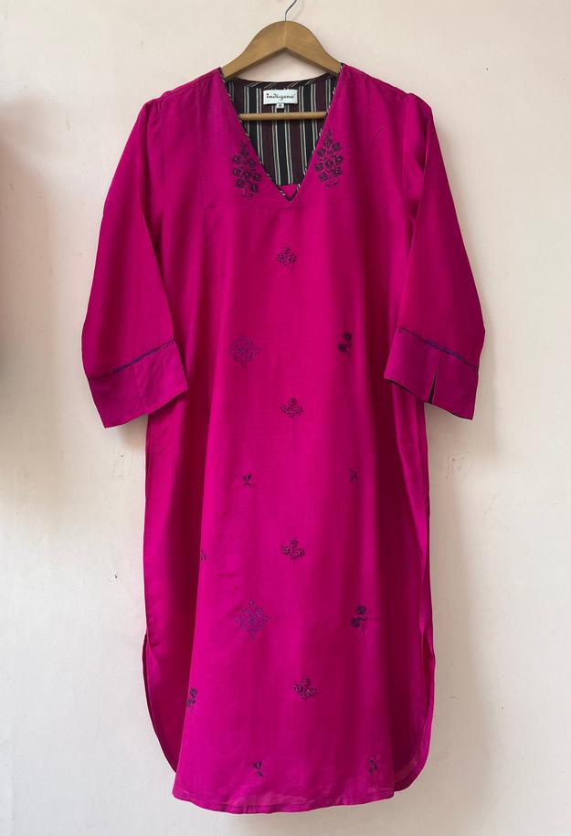 Fuschia hand embroidered V neck rounded hem kurta