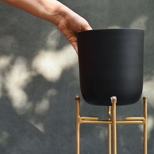 Deep Black Pot On Stand