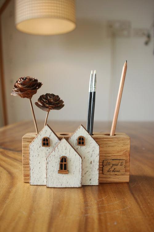 Oak House Pen Stand #21