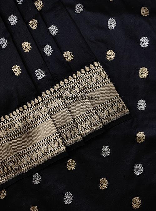 Black katan silk Hanwoven Banarasi saree with small flower kadwa buti